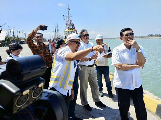 Menko Luhut Panjaitan : Bangkai Kapal Terbakar di Benoa Harus Segera Disingkirkan