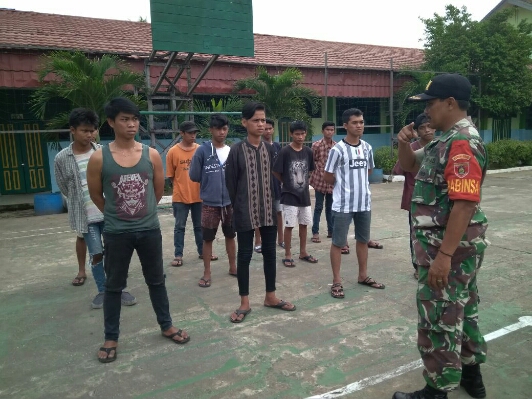 Babinsa Tampilkan Sisi Humanis : Bina Anak Putus Sekolah