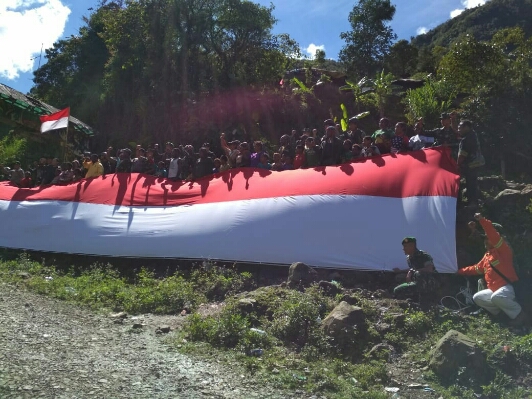 TNI Polri Manunggal Dengan Rakyat di Waa Banti, Bersama Kibarkan Bendera Merah Putih Ukuran Besar