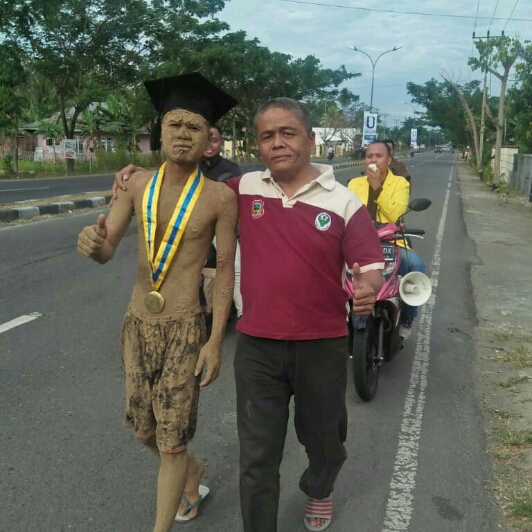 Inilah Cara Indra Nodu Syukuri Kelulusannya, Berjalan Kaki 60 Km