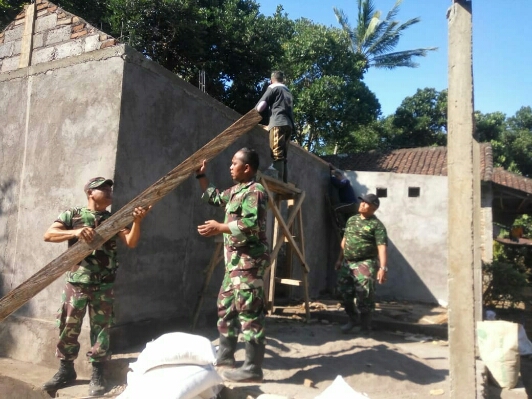 Babinsa Koramil 1609-03/Seririt Lakukan Bedah Rumah Veteran