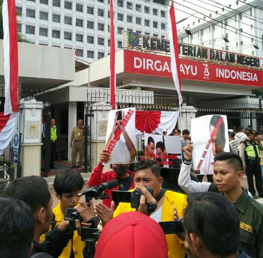 Tidak Profesional Urus DKI Jakarta, Anies-Sandy Didemo BEM di Depdagri