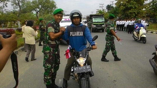 Tumbuhkan Rasa Nasionalisme dan Kodim 0913 PPU Bagikan Bendera Merah Putih Sambut Hut RI ke 73