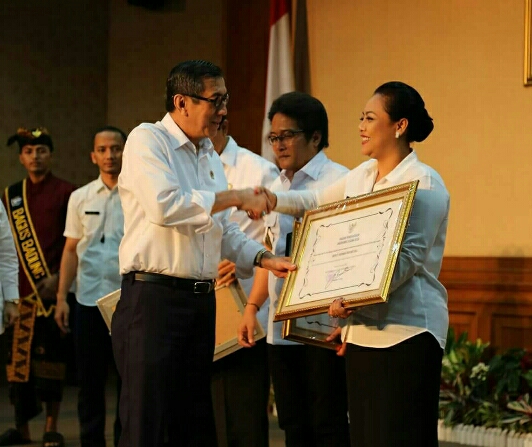 Sukses Bina Desa Sadar Hukum, Bupati Eka Raih Penghargaan “Anubhawa Sasana Desa”