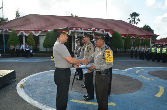 Kapolres Karangasem Beri Reward Anggota Berprestasi Dalam Melaksanakan Tugas