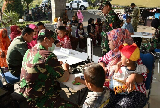 TNI dan US Army Adakan Pengobatan Massal Gratis