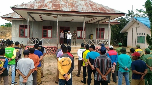 Muspika Sepaku Pimpin Bulan Bakti Gotong Royong Bersama Warga