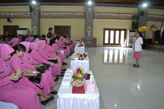 Ketua Bhayangkari Cabang Badung Tampil Sebagai Narasumber Tes IVA dan Sadanis