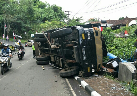 Rem Blong, Truk Pengangkut Material Bangunan Tabrak Pembatas Jembatan
