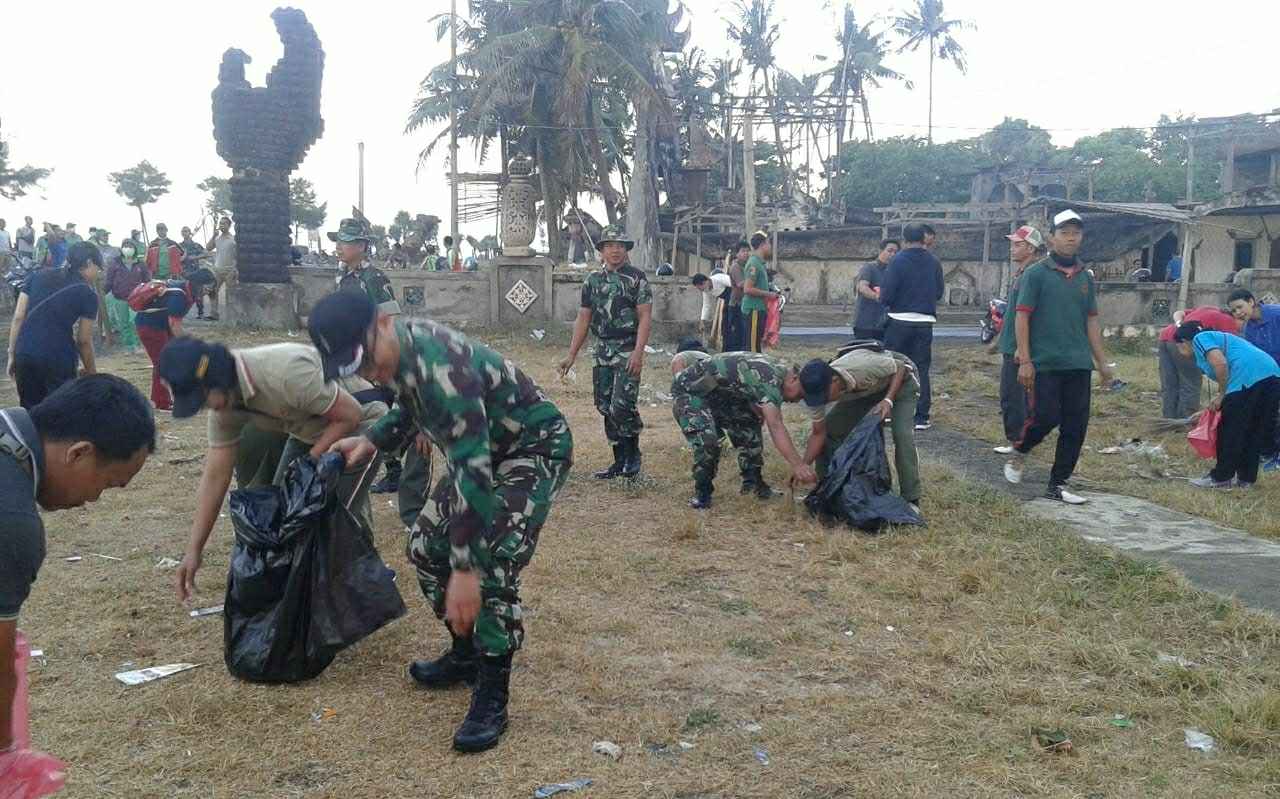 Bhakti Sosial Jumat Bersih, TNI dan Masyarakat Bersihkan Pantai Saba