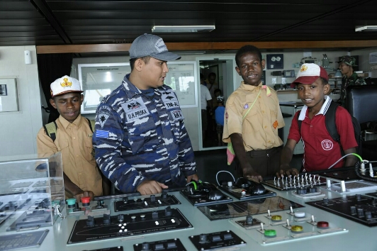 Masyarakat Antusias Naik KRI Banjarmasin 592