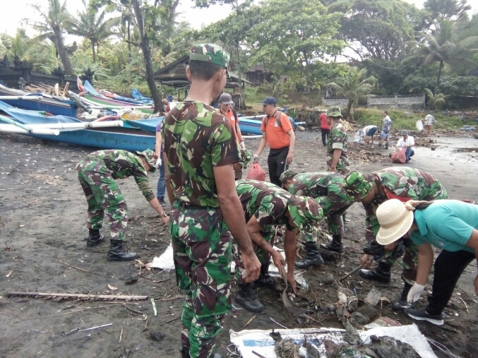 TNI Bersama Warga Bersihkan Pantai Soka