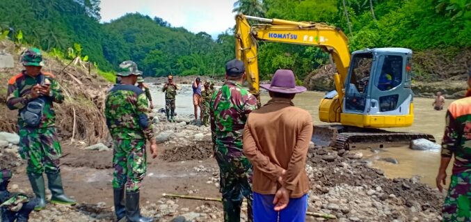 Kodim Jembrana Normalisasi Saluran Irigasi Pasca Banjir Bandang