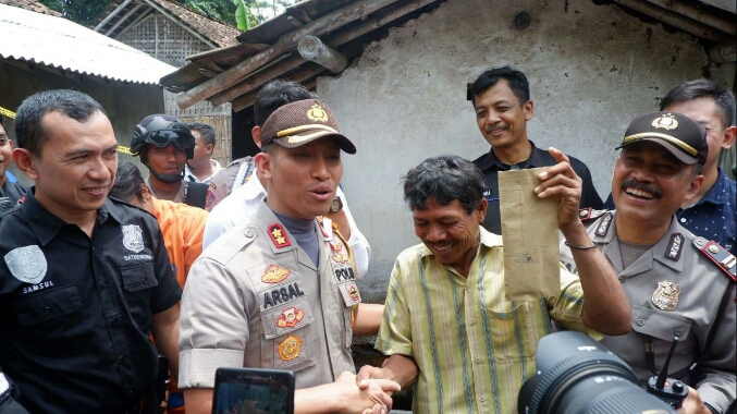 Buktikan Ucapannya, Kapolres Lumajang Hadiahi Petani Ungkap Kasus Pencurian
