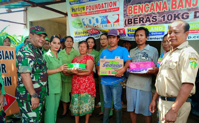 Peduli Korban Banjir, Dandim Jembrana Dan Ketua Persit Serahkan Bantuan Sembako