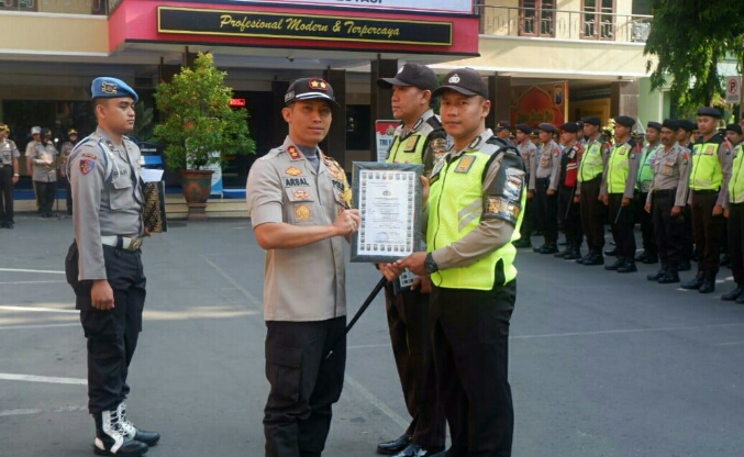 Selamatkan Nyawa Warga Adu Carok, Dua Anggota Polres Lumajang Dapat Reward