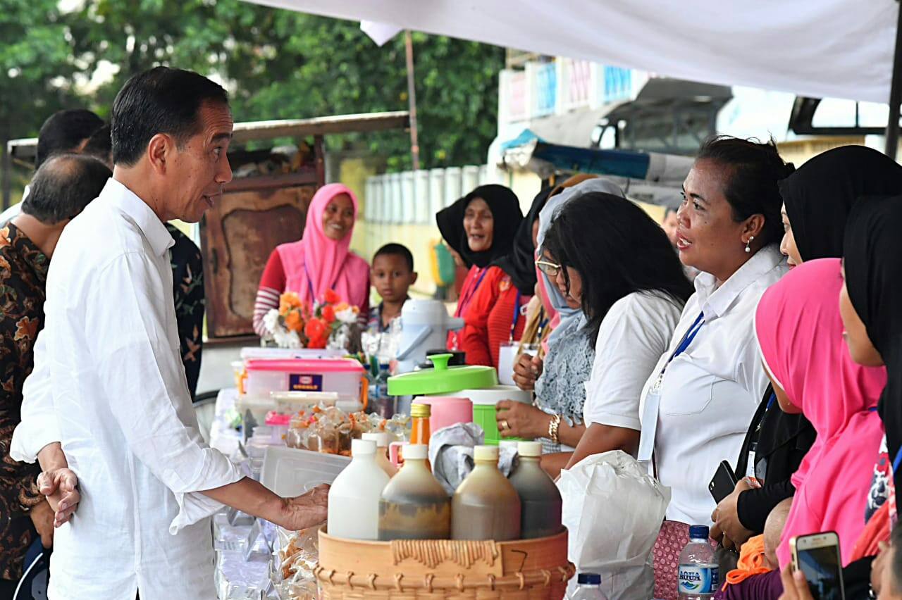 Presiden Cicipi Pempek Dan Cilok Goreng Binaan PNM Mekaar
