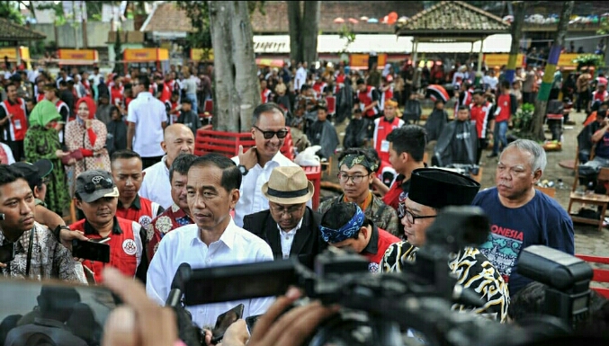 Presiden Jokowi Resmikan Program Rumah Berbasis Komunitas di Garut