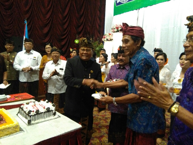 Potong Kue Tandai Puncak Perayaan HUT ke 19 SMK PGRI 3 Denpasar
