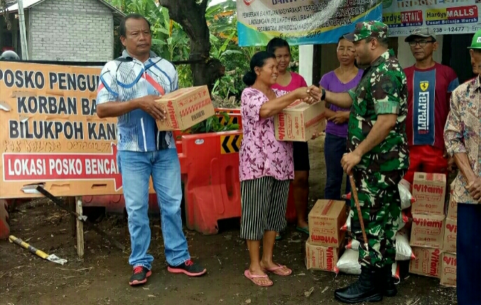 Dandim Jembrana Kembali Serahkan Bantuan Kepada Korban Banjir Bandang Mendoyo