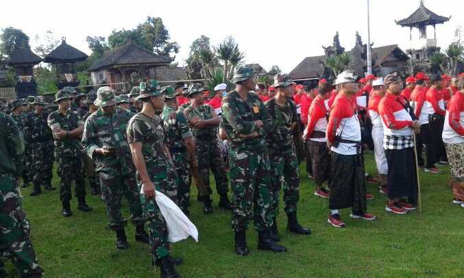 Mengurangi Sampah Plastik, Kodim Klungkung Ngayah Karya Bhakti di Pura Besakih
