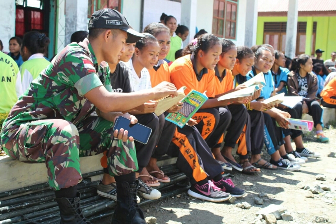 Cerdaskan Anak Bangsa, Yonif Mekanis 741/GN Bikin Perpustakaan Keliling