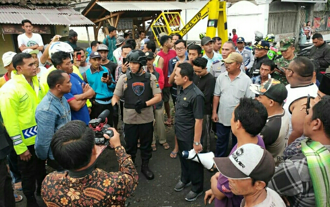 Kapolres Dan Bupati Lumajang Turun Tangan Menetralisir Gejolak Warga