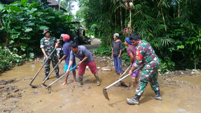 Koramil Tegallalang Bantu Warga Bersihkan Tanah Longsor