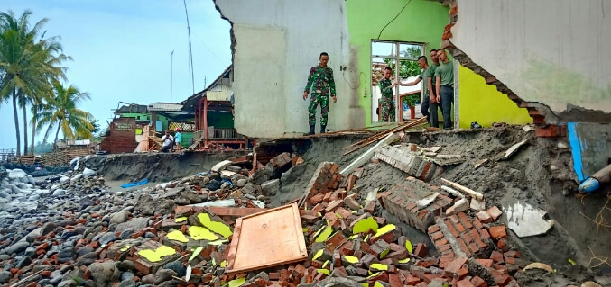 Yonif 741/GN Bantu Warga Yang Rumahnya Terdampak Abrasi