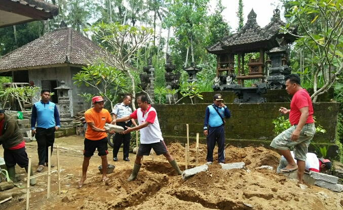 Warga Binaan Bantu Bedah Rumah di Lokasi TMMD