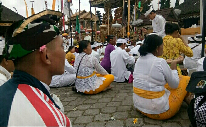 Umat Hindu Korem 163/Wira Satya Sembahyang Ke Pura Batur Dan Besakih