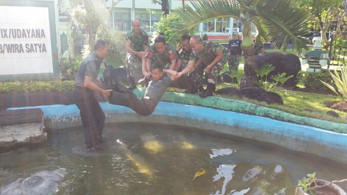 Tradisi Unik Naik Pangkat, Ceburin Ke Kolam
