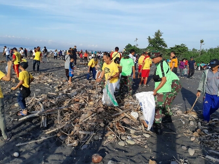 Kodim Gianyar Parsipasi Dalam Gerakan Semesta Berencana Bali Resik Sampah Plastik