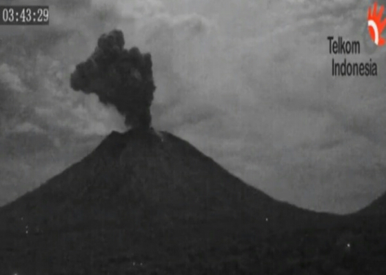 Gunung Agung Kembali Erupsi, Muntahkan Abu Vulkanik Setinggi 2000 Meter