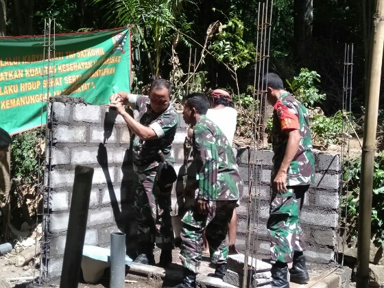 TNI Bersama Donatur Bantu Masyarakat Bangun Jamban Sehat