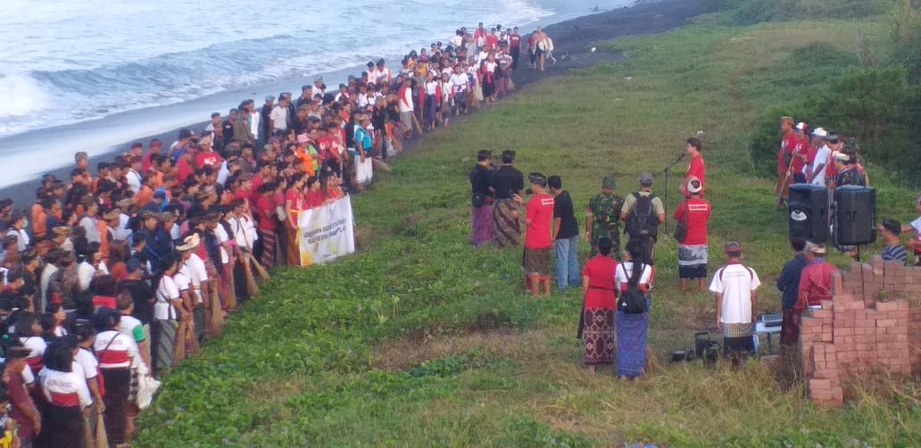 Gerakan Semesta Berencana Bali Resik Sampah Plastik di Pantai Batu Tumpeng