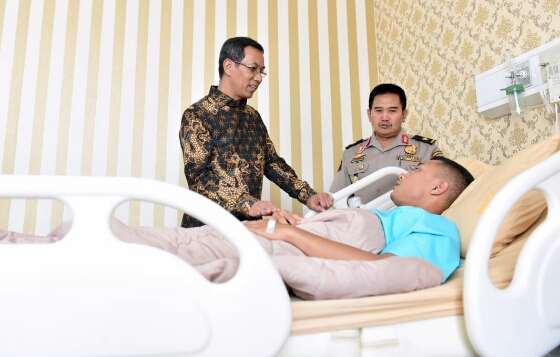 Presiden Jokowi Utus Kasetpres Heru Budi Hartono Jenguk Anggota Polri Korban Kerusuhan 21-22 Mei 2019