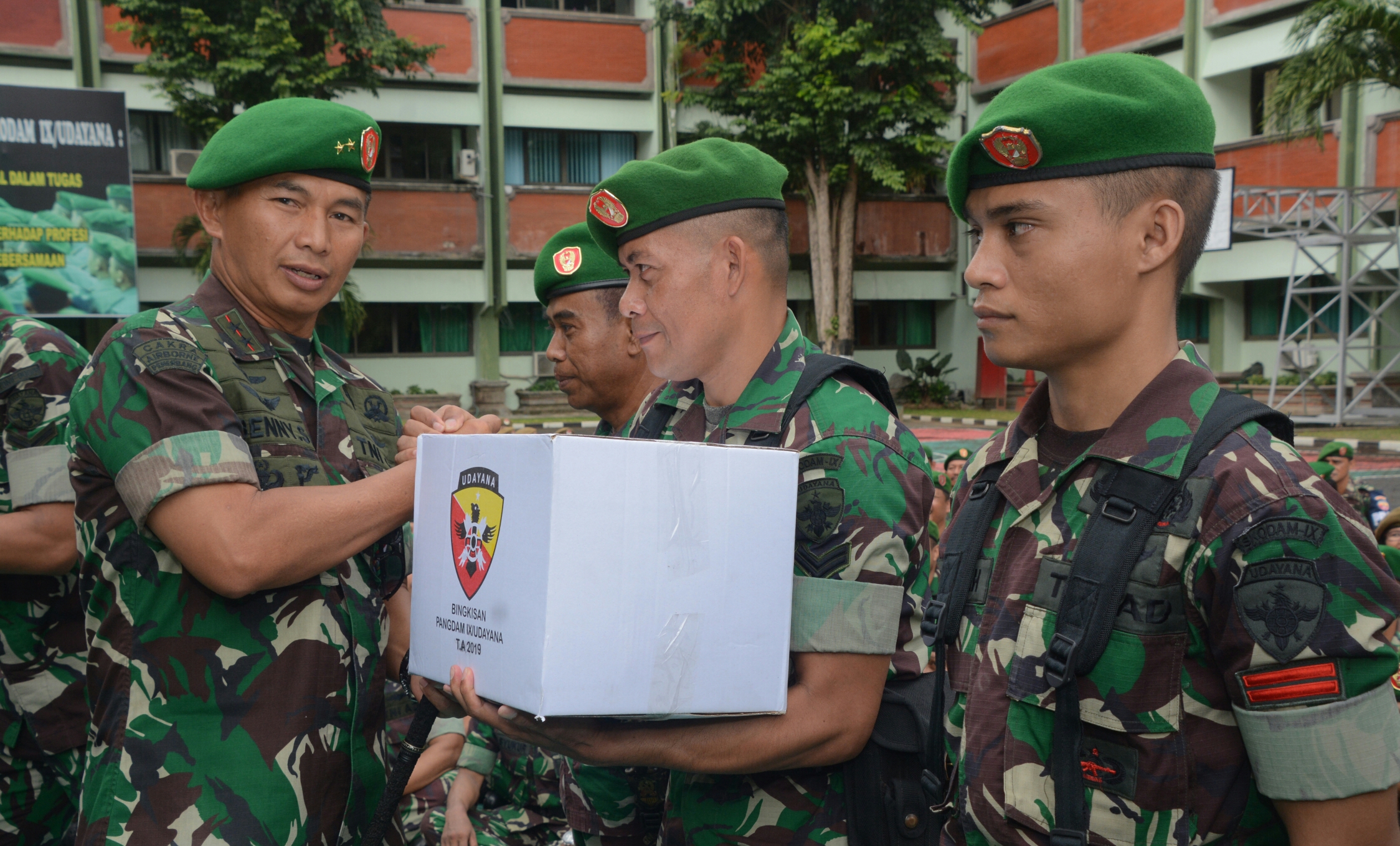 Pangdam Serahkan Bingkisan Untuk Prajurit