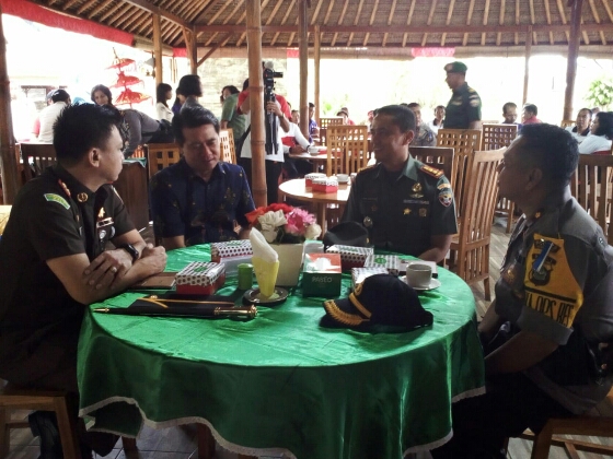 Komsos Kodim Klungkung Bersama Aparat Pemerintah Sebagai Media Simakrama