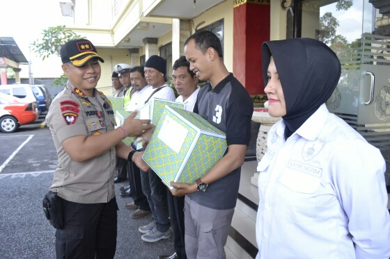 Kapolres Badung Berikan Bingkisan Kepada Personil Yang Merayakan Idul Fitri