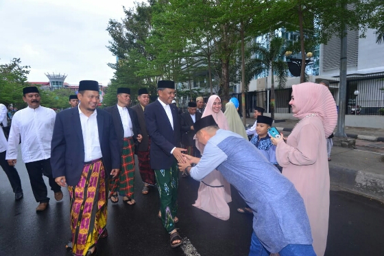 Usai Sholat Idul Fitri, Gubernur Sulsel Jalan Kaki 2,2 Km
