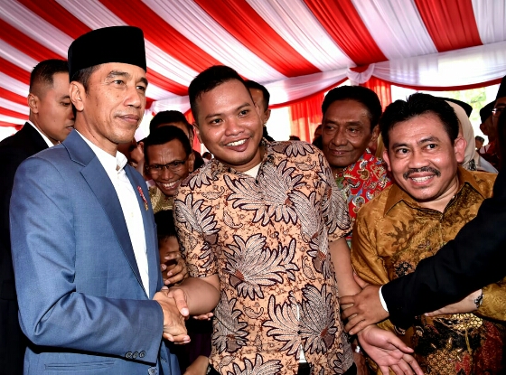 Presiden Jokowi Sapa Warga Yang Memadati Silang Monas