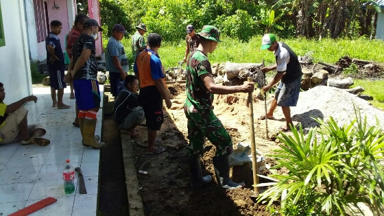 Tingkatkan Pelayanan, Babinsa Bersama Masyarakat Bangun Ruang Tunggu