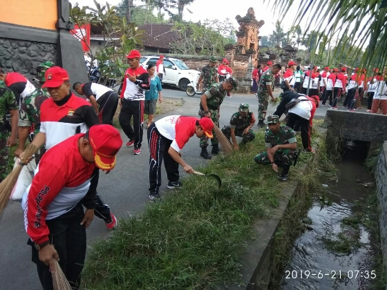 Kodim Klungkung Gelar Bersih-Bersih Sampah Plastik