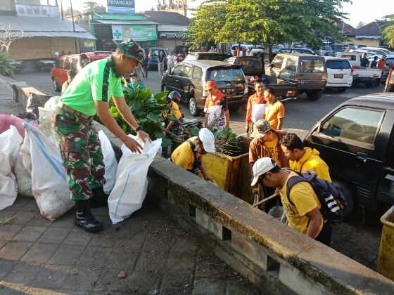 Libatkan TNI, Bersih Sampah Plastik di Pasar Umum Payangan