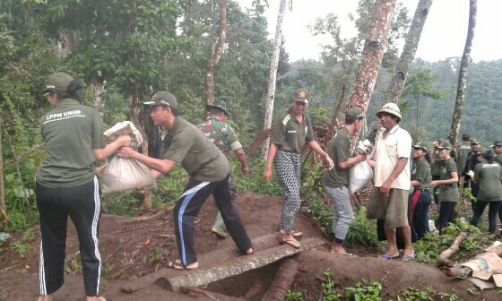 Mahasiswa Unud Dan Undiksha Antusias Membantu TMMD Kodim Klungkung