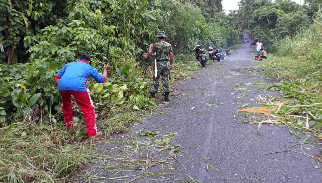 Babinsa Desa Kordatel Bersama Pemdes Dan Masyarakat Bersihkan Jalan