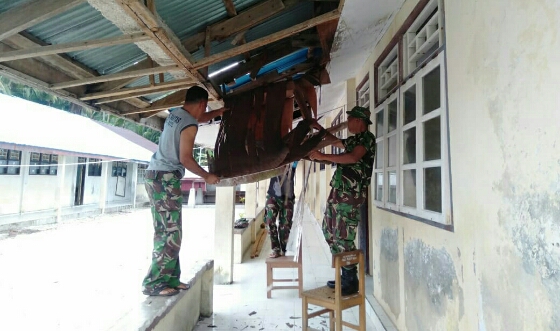 Koramil Miangas Dan Satgas Pam Puter Yonif 715/Motoliatu Merehab Sekolah SDN Miangas