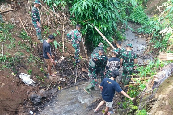 Satgas TMMD Bersama Mahasiswa Undhiksa Bersihkan Sungai Pangkung Mesem