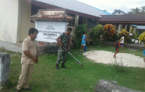 Babinsa Desa Kabaruan Bersama Guru Dan Siswa SDN Inpres Bersih-Bersih Sekolah
